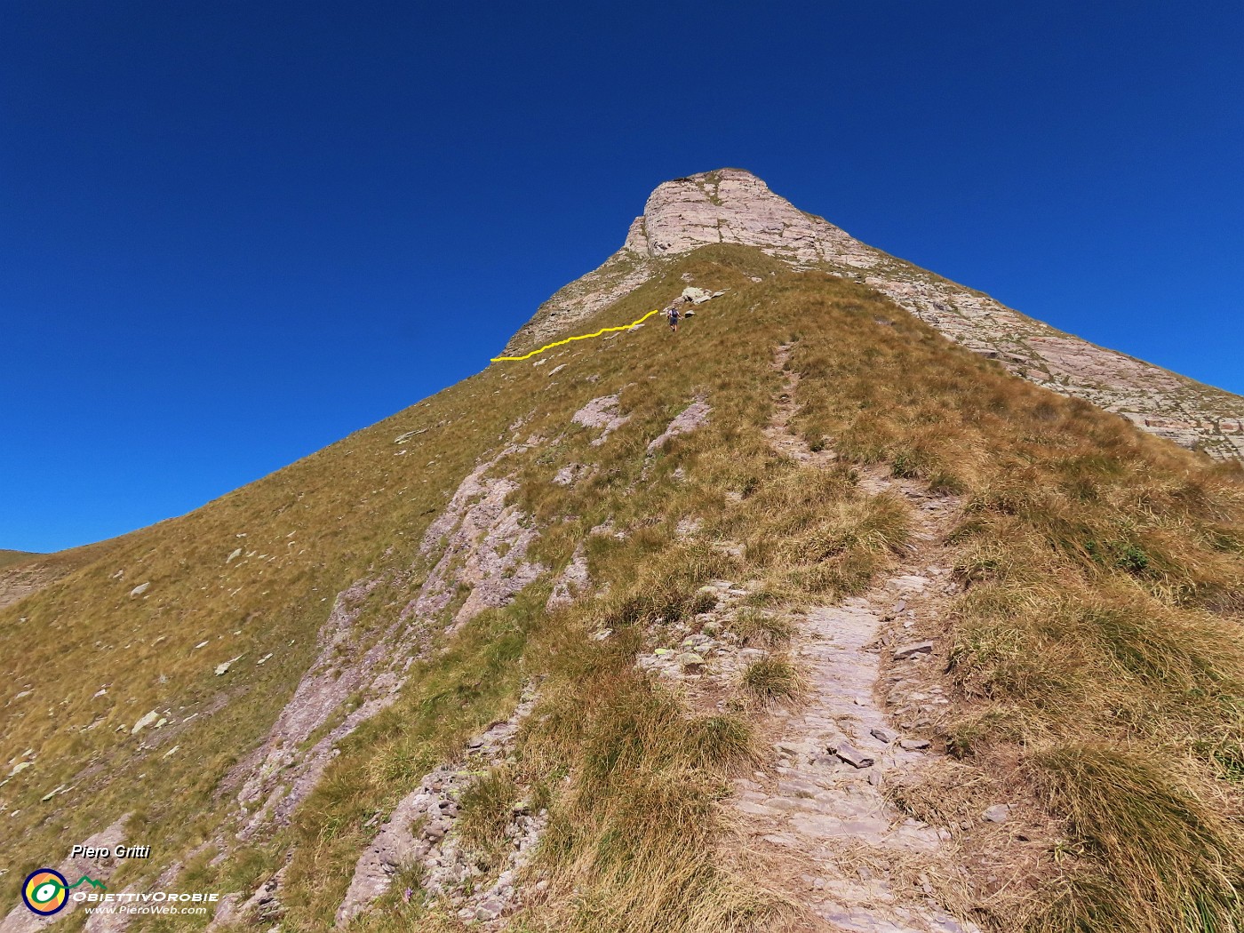 34 Saliamo fin quasi sotto le rocce di vetta dove prendiamo a sx traccia in traverso che seguiamo.JPG